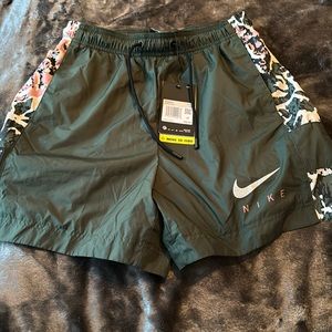 Nike women’s shorts xs brand new